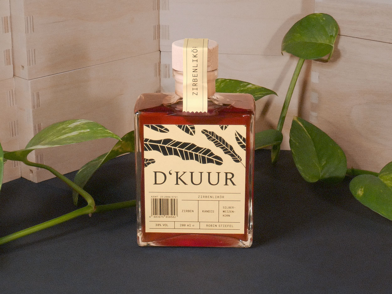 D’KUUR Zirbenlikör Flasche von Vorne