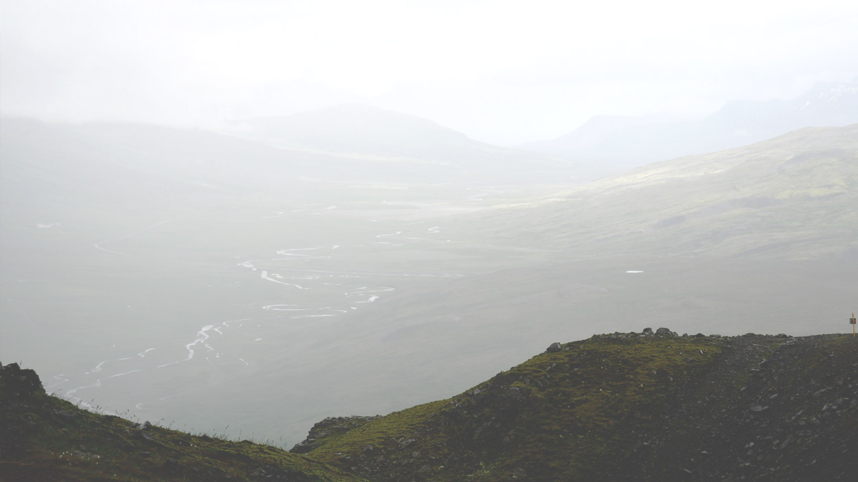 Blick von Berg auf das im Nebel liegene Tal 1