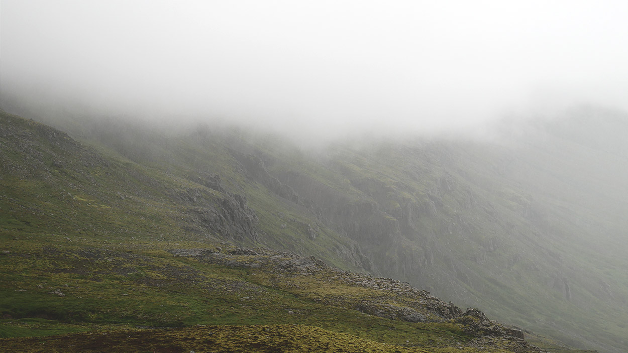 Blick von Berg auf das im Nebel liegene Tal 2